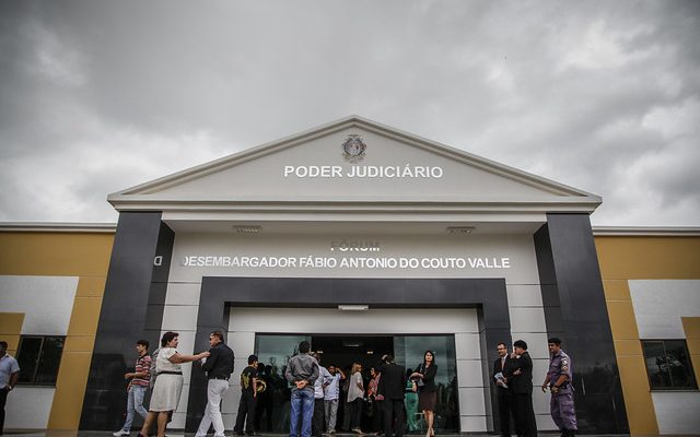 Decisão da 2.ª Vara da Comarca de Tefé determinou que o Município de Tefé apresente plano com o levantamento do número necessário de profissionais de educação, no prazo de 120 dias; inclua na lei orçamentária do ano subsequente de rubrica para a realização do concurso público e contratação de servidores para as vagas necessárias; e realize o concurso, no prazo máximo de 120 dias após incluir a rubrica no orçamento.